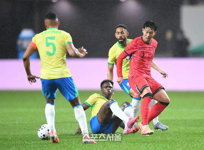 손흥민이 10일 서울월드컵경기장에서 열린 남자 축구 국가대표 평가전 브라질과 경기에서 비니시우스 태클에 볼을 뺏기고 있다.  2025. 10. 10. 최승섭기자 thunder@sportsseoul.com