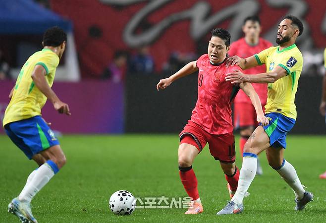 이강인이 10일 서울월드컵경기장에서 열린 남자 축구 국가대표 평가전 브라질과 경기에서 상대와 볼다툼을 하고 있다.  2025. 10. 10. 최승섭기자 thunder@sportsseoul.com