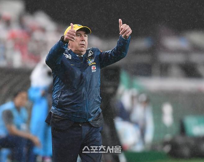 브라질 안첼로티 감독이 10일 서울월드컵경기장에서 열린 남자 축구 국가대표 평가전 한국과 경기에서 선수들을 격려하고 있다. 2025. 10. 10. 최승섭기자 thunder@sportsseoul.com