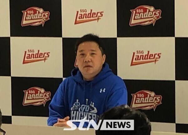 삼성 라이온즈 박진만 감독이 10일 오후 6시 30분 인천 SSG랜더스필드에서 열릴 예정이었던 2025 신한 SOL뱅크 KBO 포스트시즌 준플레이오프(준PO·5전3선승제) 2차전이 취소된 후 인터뷰를 하고 있다. /사진(인천)=이형주 기자