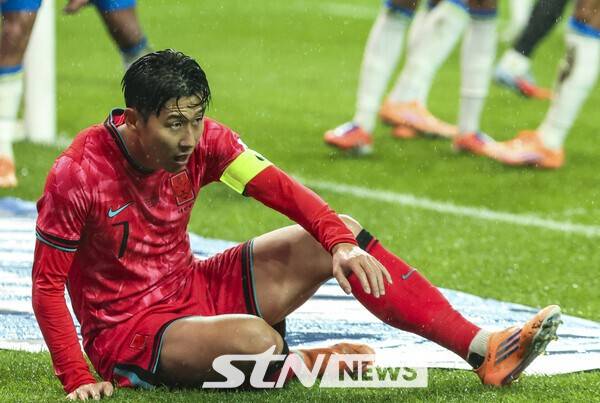 10일 서울 마포구 서울월드컵경기장에서 열린 남자 축구 국가대표 10월 A매치 친선전 대한민국과 브라질의 경기, 손흥민이 넘어져있다. /사진=뉴시스