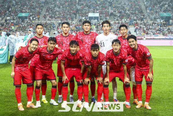 10일 서울 마포구 서울월드컵경기장에서 열린 남자 축구 국가대표 10월 A매치 친선전 대한민국과 브라질의 경기에 앞서 대한민국 선수들이 기념촬영을 하고 있다. /사진=뉴시스