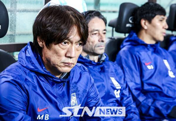 10일 서울 마포구 서울월드컵경기장에서 열린 남자 축구 국가대표 10월 A매치 친선전 대한민국과 브라질의 경기, 홍명보 감독이 경기를 기다리고 있다. /사진=뉴시스