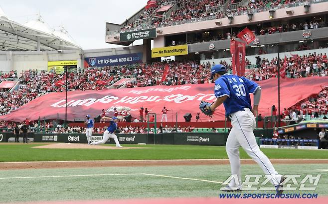 9일 인천SSG랜더스필드에서 열린 삼성과 SSG의 준PO 1차전. 삼성이 5-0으로 앞선 5회말 SSG 팬들이 응원전을 펼치고 있는 가운데 김영웅이 3루로 나가고 있다. 인천=정재근 기자 cjg@sportschosun.com/2025.10.9/