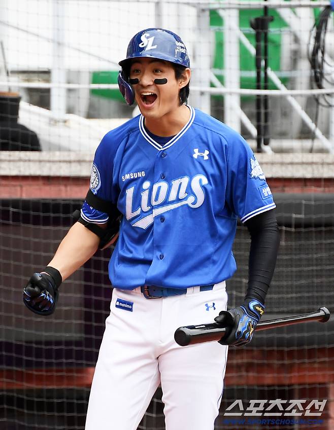 9일 인천SSG랜더스필드에서 열린 SSG와 삼성의 준PO 1차전. 1회초 삼성 이재현이 초구를 노려 솔로포를 터뜨리자 구자욱이 기뻐하고 있다. 인천=박재만 기자 pjm@sportschosun.com/2025.10.09/