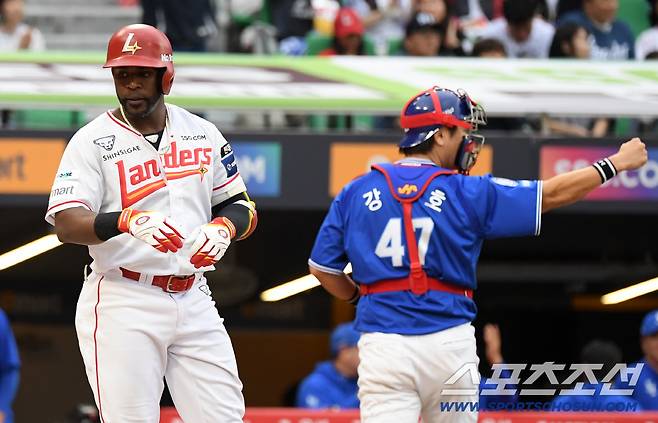 정규시즌 상대 전적 7할 에레디아도 가을야구에서 만난 최원태 앞에서는 무안타 침묵했다.