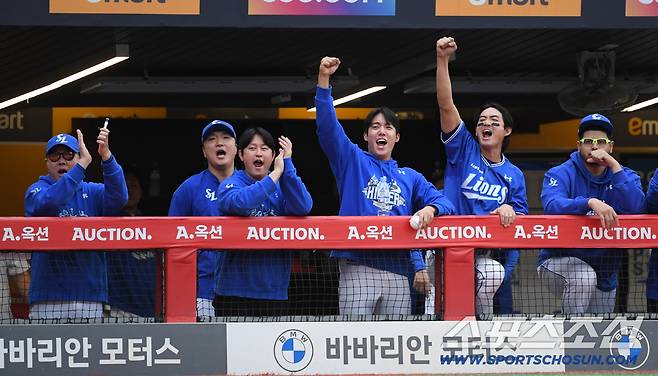 최원태가 무실점으로 이닝을 마치자 환호하는 박진만 감독, 원태인, 구자욱.