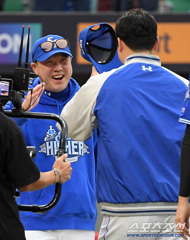 9일 인천SSG랜더스필드에서 열린 SSG와 삼성의 준PO 1차전. 승리한 삼성 박진만 감독과 최원태가 기뻐하고 있다. 인천=박재만 기자 pjm@sportschosun.com/2025.10.09/