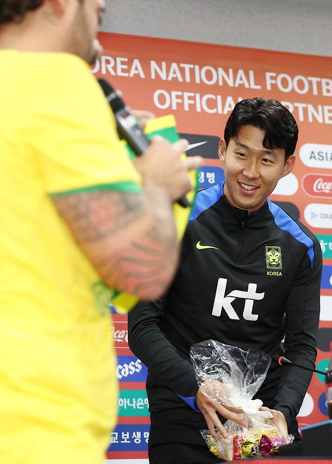 손흥민 '선물 감사합니다'

    (서울=연합뉴스) 김성민 기자 = 대한민국 축구 국가대표팀 손흥민이 9일 서울월드컵경기장에서 열린 공식 기자회견에서 브라질 취재진에게 선물을 받은 뒤 기뻐하고 있다. 2025.10.9