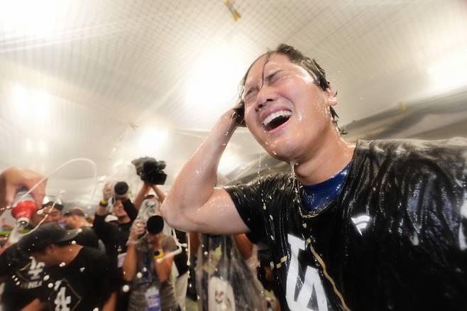 오타니가 NLCS 진출 축하 세리머니에서 샴페인 세례를 받고 있다. AP연합뉴스