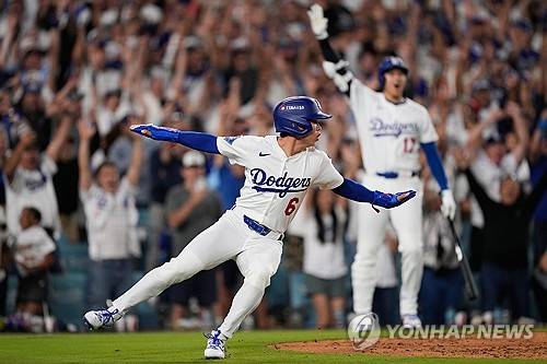 자신이 제대로 홈플레이트를 밟지 못했던 것을 인지한듯한 김혜성. ⓒ연합뉴스 AP