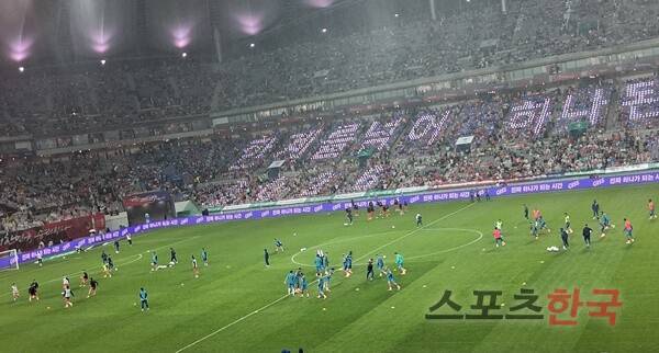 경기 전 그라운드에 적응하기 위해 패스게임을 펼치고 있는 한국-브라질 선수들. ⓒ스포츠한국 이정철 기자