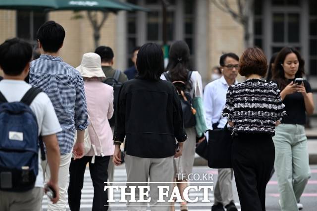 2일 정치권에 따르면 더불어민주당은 지난 1일 한국노총, 경영계와 정년연장 특별위원회 2차 소위원회를 열어 정년연장 방안을 논의했지만 뚜렷한 진전 없이 마쳤다. 사진은 지난 9월 9일 서울 종로구 광화문네거리를 지나는 시민들. /서예원 기자