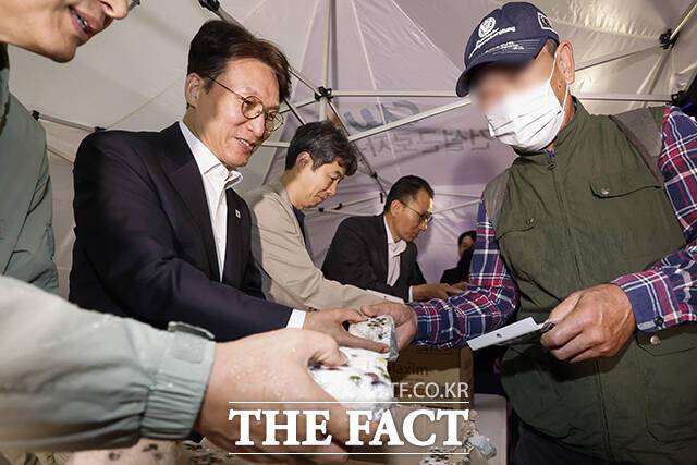 김민석 국무총리는 10일 구로구 새벽인력시장을 찾아 서울시가 '새벽 인력시장 관리' 관련 예산을 내년에 삭감하기로 통보했다는 데 대해 "왜 그렇게 어리석게들 (하느냐)"고 비판했다. /청사사진기자단