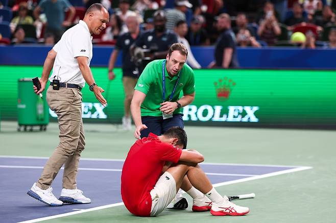 2025 상하이마스터스 16강 경기 도중 코트 위에 주저 앉은 노박 조코비치. 게티이미지코리아