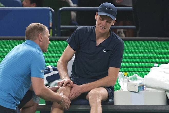 3회전에서 오른쪽 허벅지의 경련으로 경기를 포기한 세계 2위 시너.