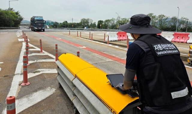 TS 자동차안전단속원이 고속도로 주요 TG 부근에서 화물자동차 불법여부를 확인하기 위해 전산조회를 하고 있다.