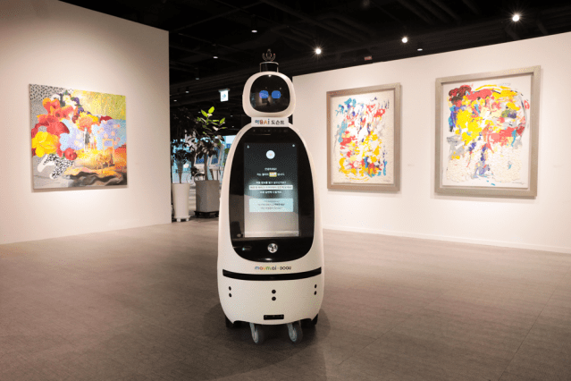 마음AI는 자사의 대화형 AI 도슨트 ‘iroi(이로이)’가 함께하는 전시회 'Traces of Light-빛의 흔적'을 자사 아트존에서 오는 12월 21일까지 개최한다.