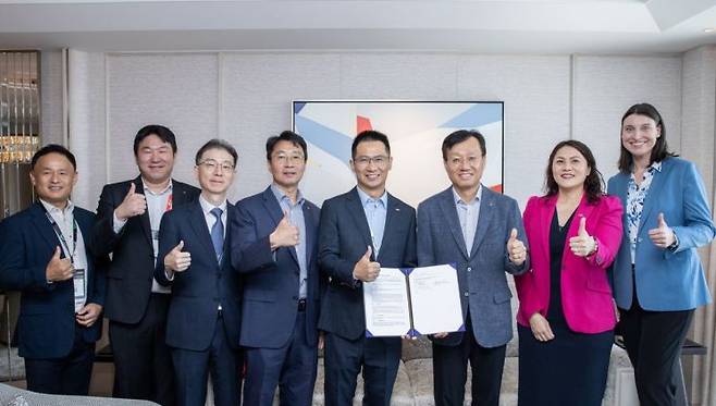 다우가 LG전자와 지난 8일 싱가포르에서 데이터센터 냉각 솔루션 개발 협력 MOU를 체결했다. 에디 동 다우 산업용 솔루션 사업부 아시아태평양 지역 영업 디렉터(왼쪽 다섯번째), 오세기 LG전자 ES연구소장 부사장(왼쪽 여섯번째)이 MOU 체결 후 기념 촬영을 하고 있다. 다우