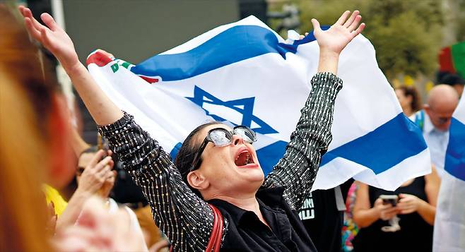 AP 연합뉴스환호하는 이스라엘 주민  이스라엘과 팔레스타인 무장 정파 하마스가 ‘휴전, 인질-수감자 교환’을 골자로 하는 평화 구상 1단계에 합의하자, 9일 이스라엘 텔아비브 ‘인질 광장’에 모인 사람들이 환호하고 있다.