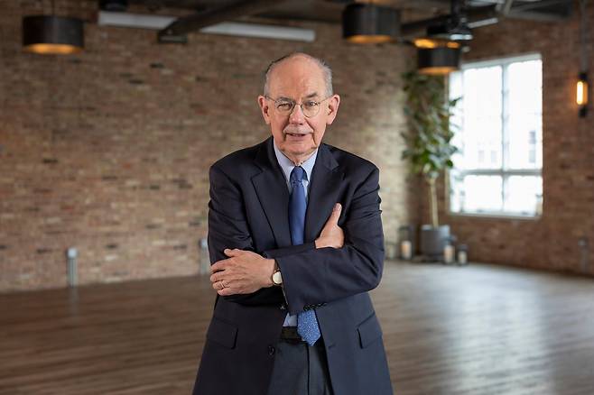 ‘공격적 현실주의’ 이론으로 세계적인 명성을 얻고 있는 존 미어샤이머 시카고대 교수는 본지 인터뷰에서 “이번 세기 말까지 미·중 안보 경쟁이 이어질 것“이라며 ”한국은 중재자가 될 수 없고 편을 선택해야 하는데 미국의 편에 서는 것이 이익에 부합한다”고 했다. /존 미어샤이머 교수 제공