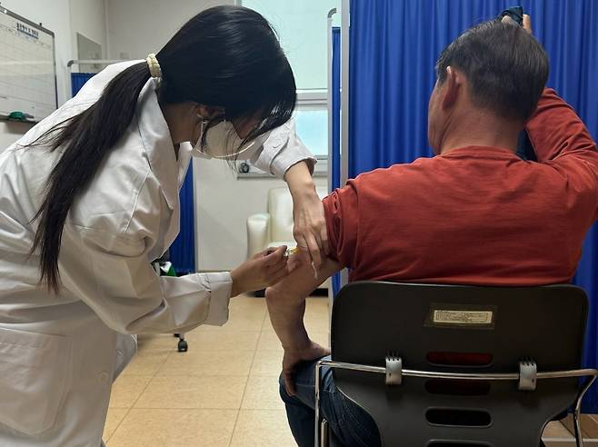 충북 괴산군보건소에서 한 어르신이 대상포진 예방접종을 하고 있다. /괴산군