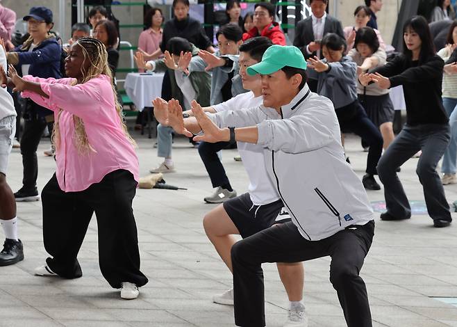 오세훈 서울시장이 10일 오전 서울 중구 동대문디자인플라자에서 열린 더 건강한 서울 9988, '한가위 확.찐.살. 확빼기' 체력장에서 시민들과 몸풀기 체조를 하고 있다. /뉴시스