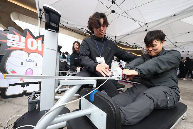 10일 오전 서울 동대문 디자인 플라자에서 '한가위 확찐살 확빼기' 행사를 개최하면서 참가자들이 유연성 측정을 받고 있다. /장련성 기자