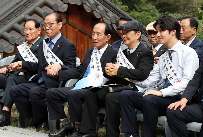 10일 오후 충북 옥천 가산사에서 열린 ‘대한광복 80주년 기념 및 한일 평화의 날’ 행사에서 임진왜란 당시 왜장(倭將)의 17대 후손인 히로세 유이치(70. 사진 오른쪽에서 두 번째) 씨와 히사 타케소마(24. 사진 맨 오른쪽) 씨가 한국 후손들과 손을 맞잡고 있다. 이번 행사는 임진왜란 이후 처음으로 열린 일본 왜장 후손의 공식 참회 행사다. /신현종 기자