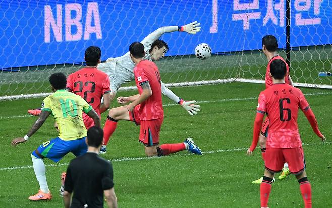 10일 서울월드컵경기장에서 열린 대한민국 축구대표팀과 브라질의 A매치 평가전, 호드리구가 골을 터뜨리고 있다. / 스포츠조선