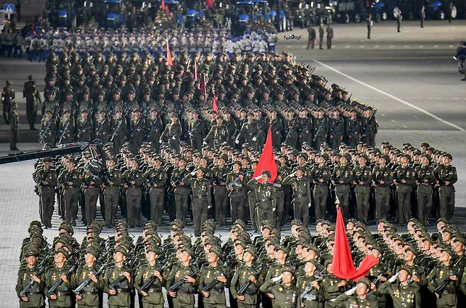 북한이 2023년 정권수립일(9·9절) 75주년을 맞아 야간 열병식을 하고 있는 모습. /노동신문 뉴스1