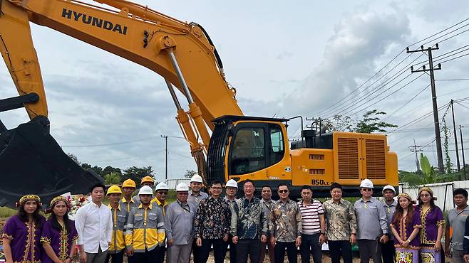 HD현대건설기계가 인도네시아에서 중고장비 재생 사업 1호기를 고객에게 인도했다. /HD현대건설기계 제공