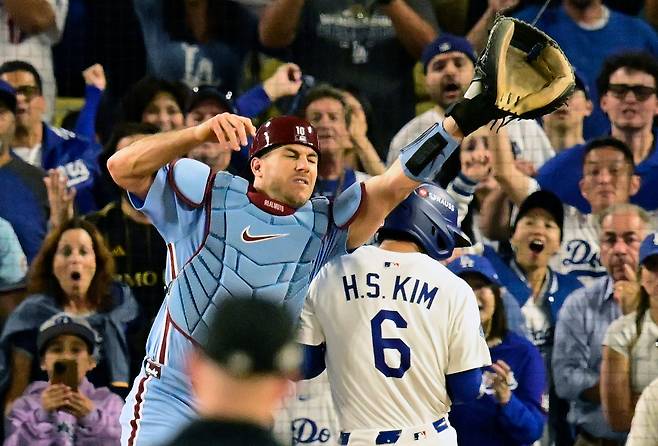 LA 다저스 김혜성이 9일(현지 시각) 로스앤젤레스 다저스타디움에서 열린 MLB 내셔널리그 디비전시리즈 4차전에서 11회 결승 득점을 하고 있다. /UPI 연합뉴스