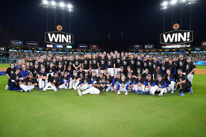 LA 다저스가 9일(현지 시각) 로스앤젤레스에서 열린 야구 내셔널리그 디비전 시리즈 4차전에서 필라델피아 필리스를 상대로 승리한 후 사진 촬영을 위해 포즈를 취하고 있다. /AP 연합뉴스