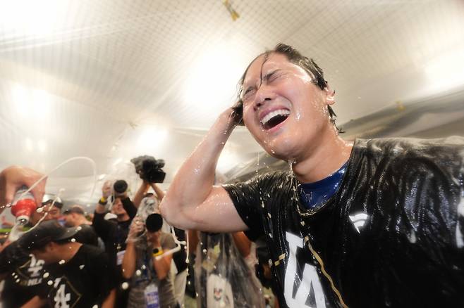 LA 다저스 오타니 쇼헤이가 9일(현지 시각) 디비전 시리즈 4차전에서 필라델피아 필리스를 상대로 팀이 승리한 후 축하하고 있습니다. /AP 연합뉴스