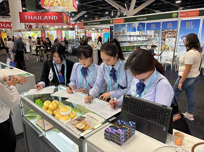호주 시드니에서 열린 FFA에서 배를 맛 본 현지 학교 학생들이 시식 평가를 하고 있다. /한국배수출연합 제공