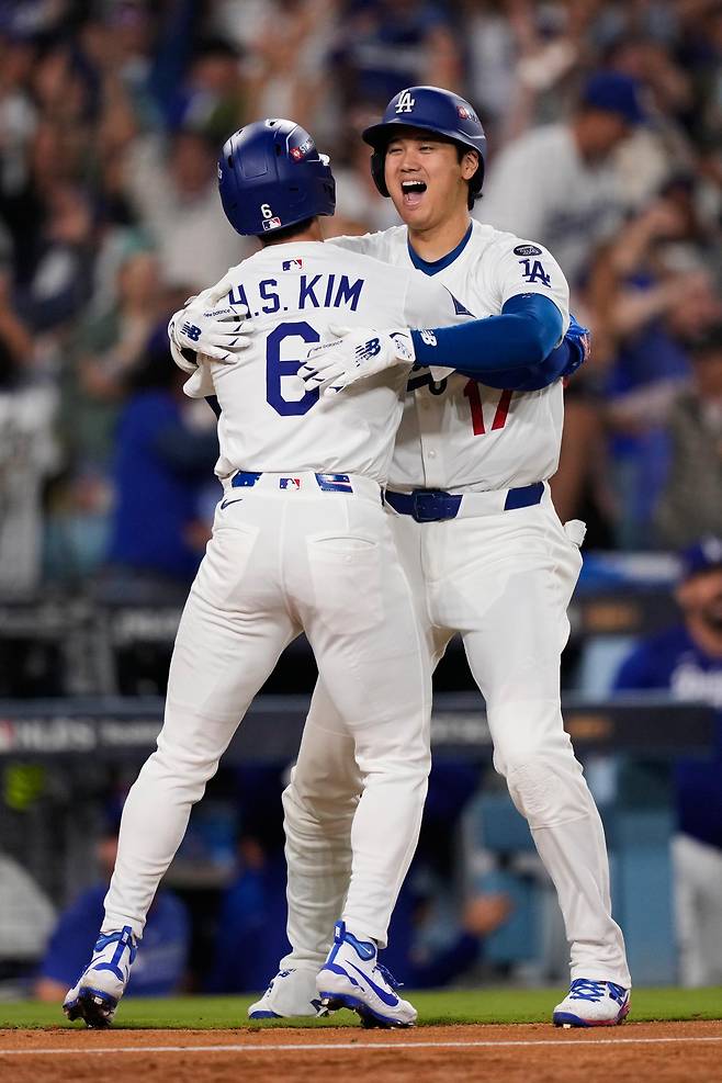 LA 다저스 김혜성(왼쪽)이 끝내기 득점을 올려 승리를 확정지은 뒤 오타니 쇼헤이와 얼싸안고 기쁨을 나누고 있다. 로스앤젤레스=AP 뉴시스