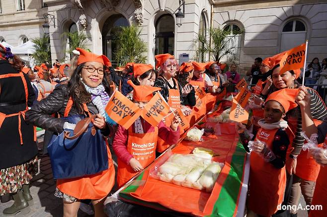 지난 4일(현지시간) 프랑스 파리15시청 대광장에서 ‘2025 KOREAN EXPO - 김치의 날 제정 선포식’이 열렸다.