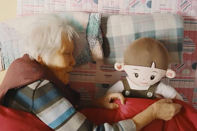 서울 영등포에서 홀로 사는 어르신들에게 배달된 효돌이는 말 걸기와 생활 챙김 기능으로 큰 호응을 얻었다. 연구 결과, 효돌이는 우울증과 자살 의도 감소에 긍정적 영향을 준 것으로 나타났다. (사진=독자제공, 최강주 기자 gamja822@donga.com)