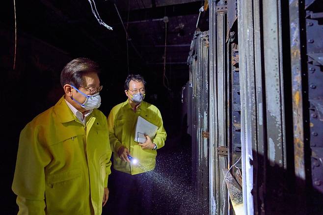 이재명 대통령이 10일 대전 유성구 국가정보자원관리원 화재 현장을 찾아 전산실을 살펴보고 있다. (대통령실 제공)