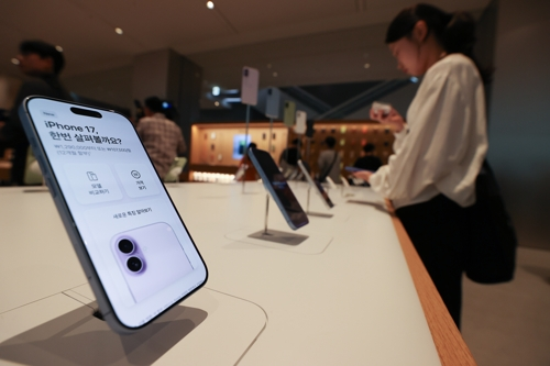 애플의 신제품 아이폰17 시리즈 공식 출시일인 지난 9월 19일 서울 중구 애플 명동점에서 시민들이 제품을 둘러보고 있다. [연합뉴스]