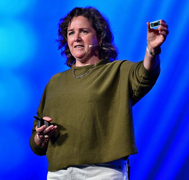 지빗 카츠-차메렛 인텔 파운드리 제조·공급망 부문 부사장이 인텔 18A 공정으로 제조된 프로세서 '팬서 레이크'를 소개하고 있다(사진=인텔)