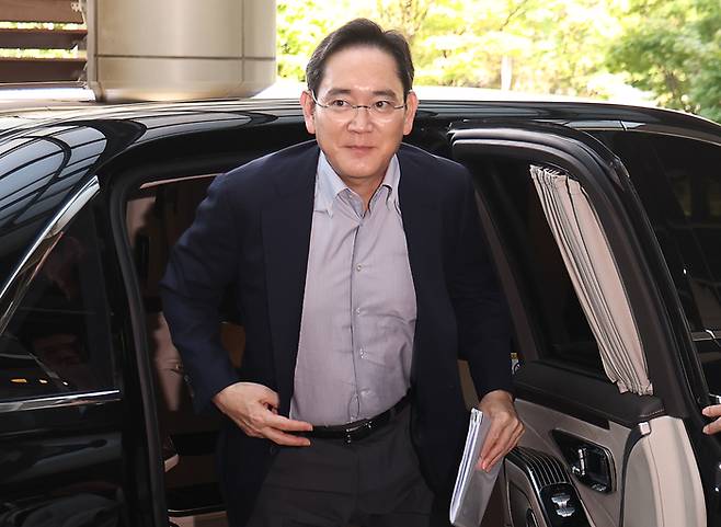 이재용 삼성전자 회장이 미국 워싱턴DC에서 열리는 한미 정상회담의 경제사절단에 동행하기 위해 지난 8월 24일 서울 강서구 서울김포비즈니스항공센터(SGBAC)를 통해 출국하고 있다.  연합뉴스