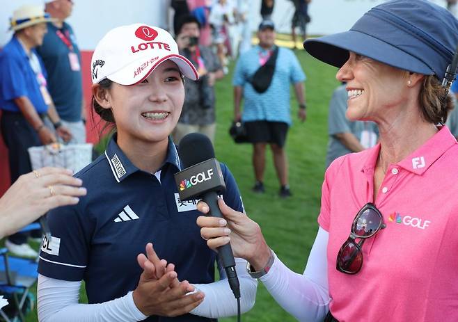 황유민이 4일(현지 시간) 하와이 오하우섬 에바비치 호아칼레이CC에서 열린 '2025 롯데 챔피언십'에서 우승을 차지한 뒤 소감을 밝히고 있다.대홍기획 제공