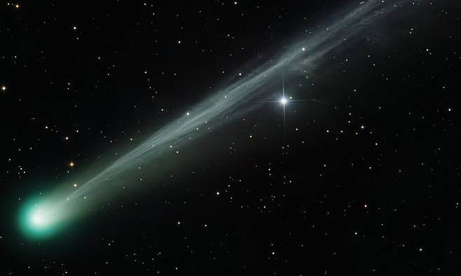 10월2일에 찍은 혜성 C/2025 A6(레몬). 올해 가을에 나타난 혜성 중 가장 밝다.Chuck\\\'s Astrophotography