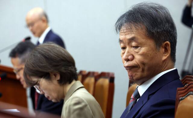 김용원 상임위원이 소위원장을 맡은 침해구제제1위원회는 2024년 권리구제율이 2.2%까지 추락했다. 지난해 10월31일 오전 국회에서 열린 국회 운영위원회의 인권위 등 국정감사에서 김용원 상임위원이 굳은 표정을 하고 있다. 김경호 선임기자 jijae@hani.co.kr