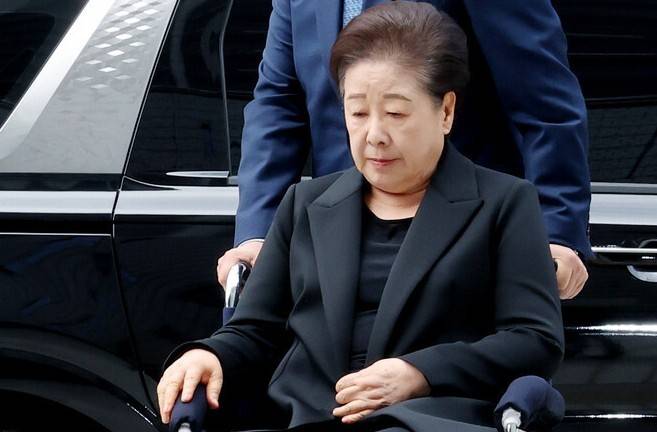 윤석열 정권과 통일교가 연관된 ‘정교유착 국정농단’ 의혹을 받는 한학자 통일교 총재가 지난달 22일 서울중앙지법에서 구속 전 피의자 심문(영장실질심사)을 받기 위해 출석하고 있다. 연합뉴스