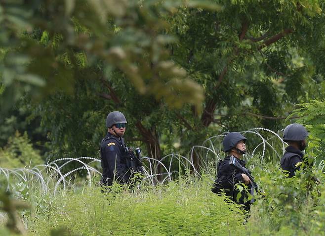 지난달 19일 타이-캄보디아 국경을 따라 순찰 중인 타이 국경수비대. EPA 연합뉴스