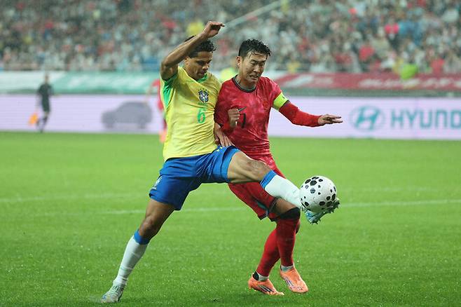 손흥민이 10일 서울 마포구 서울월드컵경기장에서 열린 한국과 브라질 축구 국가대표팀의 친선 경기에서 도글라스 산토스와 공을 다투고 있다. 김영원 기자 forever@hani.co.kr