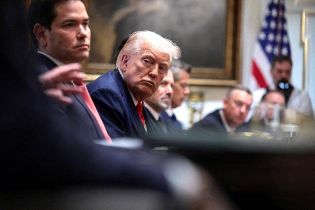 도널드 트럼프(오른쪽) 미국 대통령이 9일 미 워싱턴 백악관에서 국무회의를 주재하고 있다. 왼쪽은 마코 루비오 국무장관. 워싱턴=로이터 연합뉴스